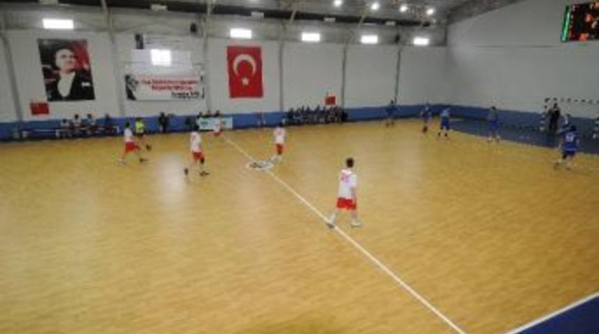 Yenişehir Belediyesi Spor Salonu Takımlara Ev Sahipliği Yapıyor