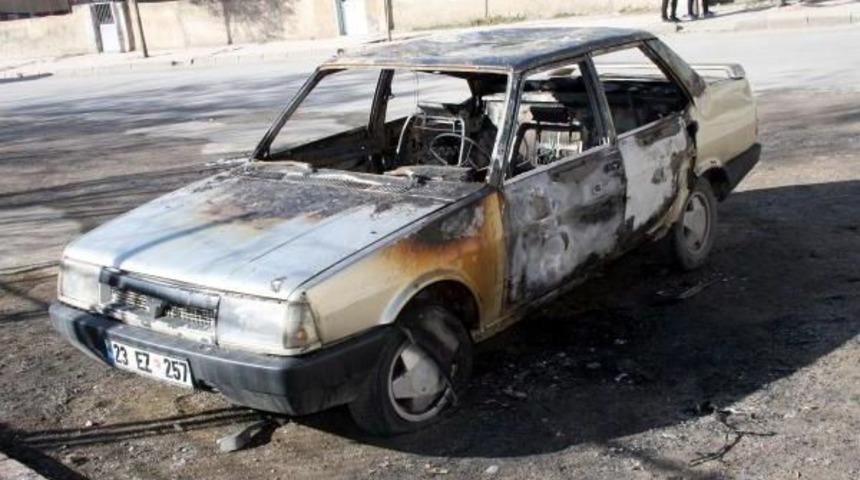 Elazığ'da 3 Otomobil Kundaklandı