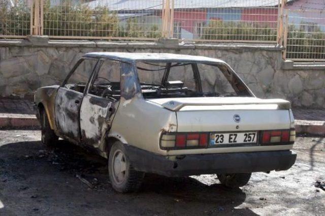 Elazığ'da 3 Otomobil Kundaklandı