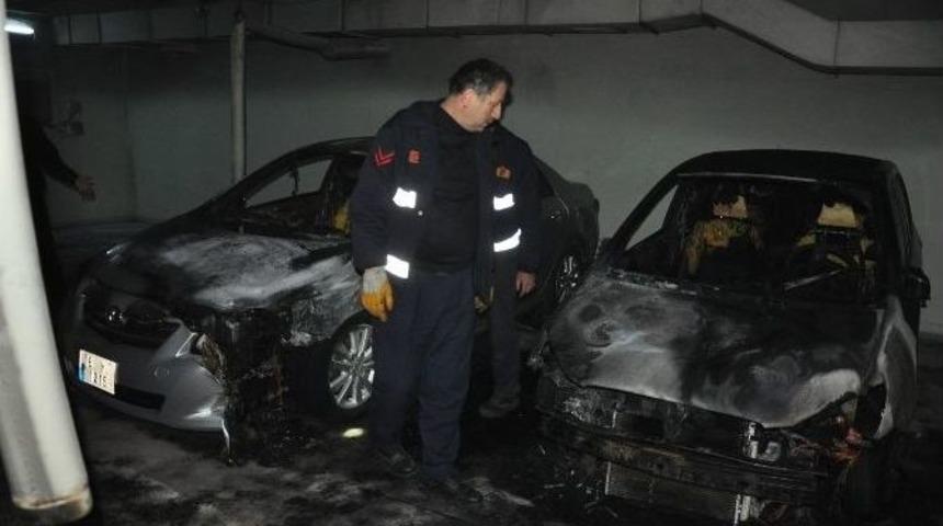 Otoparktaki Yangında İki Ara&ccedil; Yandı