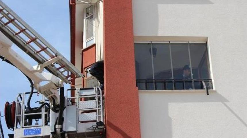 &Ouml;ğrencilerin Yaşadığı Evde &Ccedil;alan Gaz Alarmı Panik Yarattı