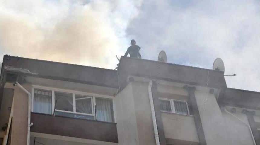 &Ccedil;atı Katında Yangın &Ccedil;ıktı