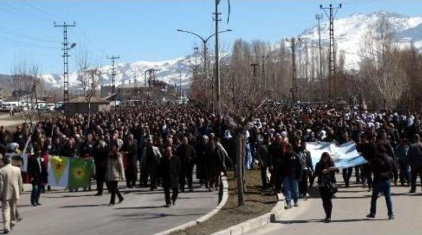 Kobani'de &Ouml;len Van Belediye Meclisi &Uuml;yesi Ve &Ccedil;alışanı Toprağa Verildi