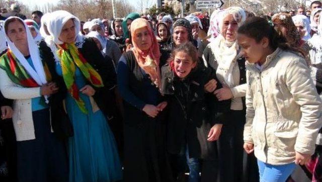 Kobani'de Ölen Van Belediye Meclisi Üyesi Ve Çalışanı Toprağa Verildi