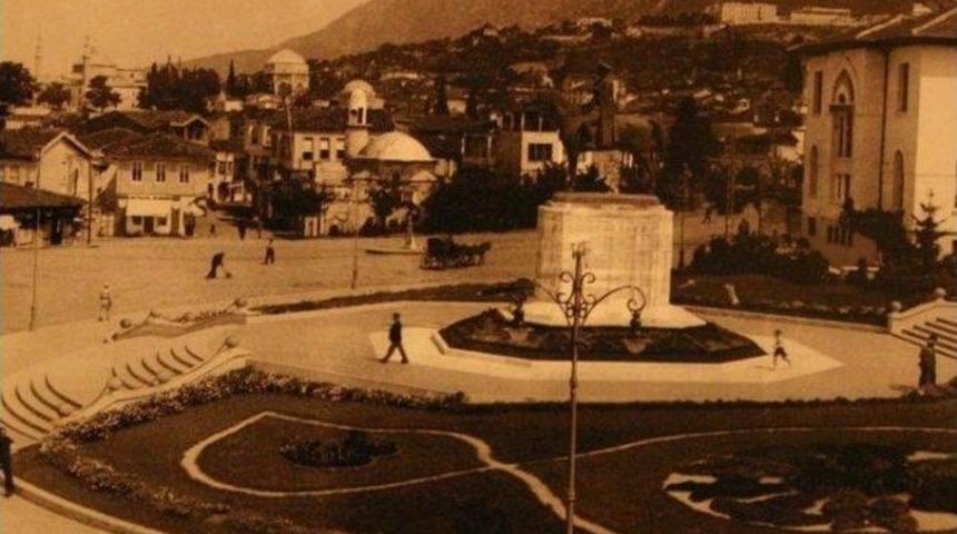 Atat&uuml;rk Meydanı&rsquo;nda Yıkılıp Banka Yapılan Cami Yeniden İnşa Edilecek