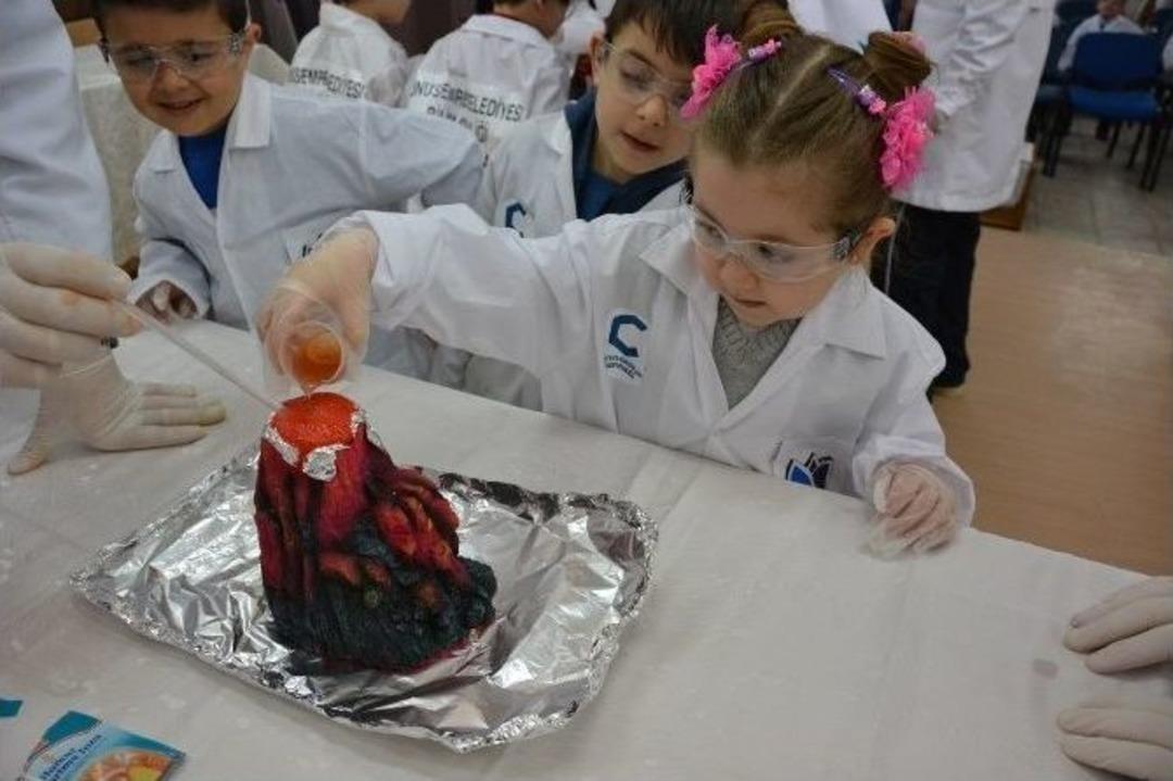 Minik Kaşifler İlk Deneylerini Yaptı