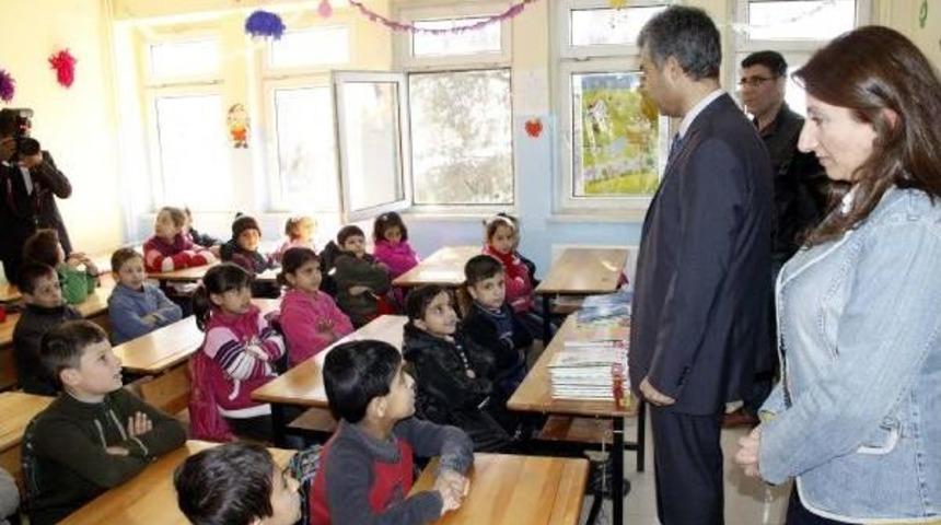 Siverek'te Suriyeli &Ouml;ğrencilere Kırtasiye Yardımı