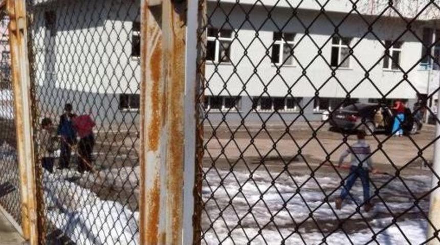 Yurt &Ccedil;ocuklarına Kar Temizletip, Otomobil Yıkattılar