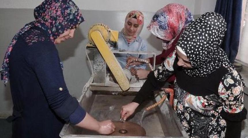 Kadınlar Ekmeğini Taştan &Ccedil;ıkartıyor