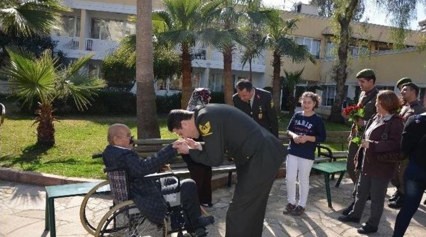 Jandarma, Huzurevi Sakinlerini Ziyaret Etti