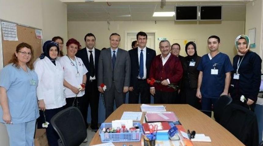 Başkan D&uuml;ndar Hastalara Karanfil Dağıttı