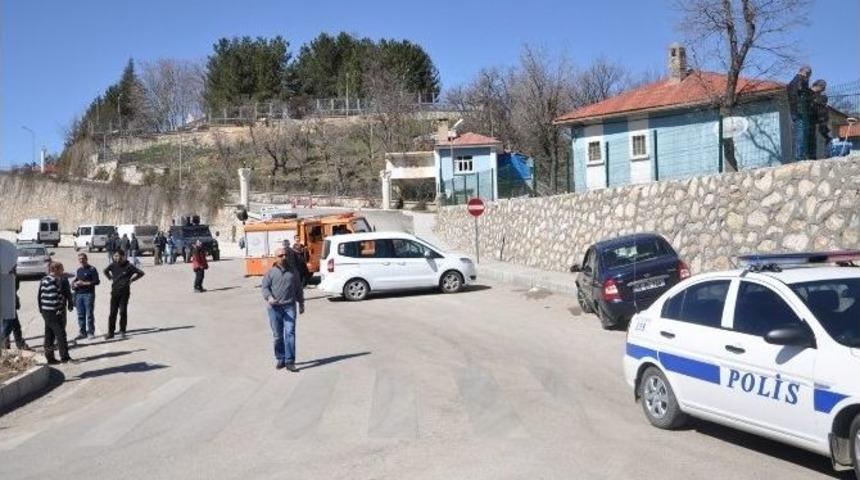 Kontrol&uuml;n&uuml; Kaybeden Ara&ccedil; Kaldırımdaki Yayalara &Ccedil;arptı: 4 Yaralı
