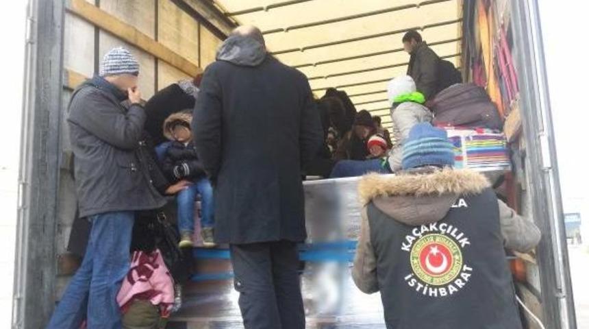 Hamzabeyli&rsquo;De Tır Dorsesinde 70 Ka&ccedil;ak Yakalandı