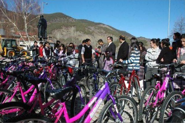 Afyonkarahisar'dan Gönderilen Bisikletler Posoflu Çocukları Sevindirdi
