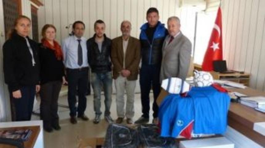 Kurtk&ouml;y Spor&rsquo;a Malzeme Yardımı Yapıldı
