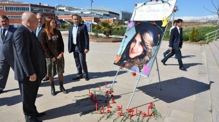 &Uuml;niversite &Ouml;ğrencileri &lsquo;kadına Şiddete Hayır&rsquo; Dediler