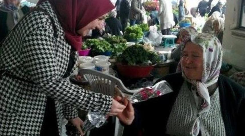 &Uuml;niversiteli Gen&ccedil;ler, Kadınlara Karafil Dağıttı