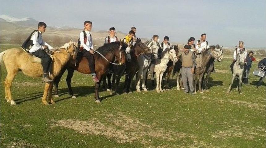 Nevruz &Ccedil;ekimlerinde Atlı Cirit G&ouml;sterisi Yapıldı
