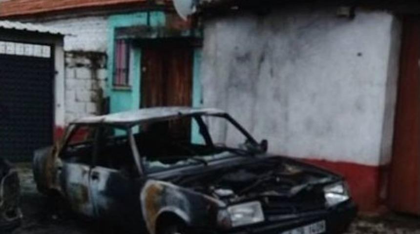 Avşar&rsquo;da İki Araba Yanarak Hurdaya D&ouml;nd&uuml;