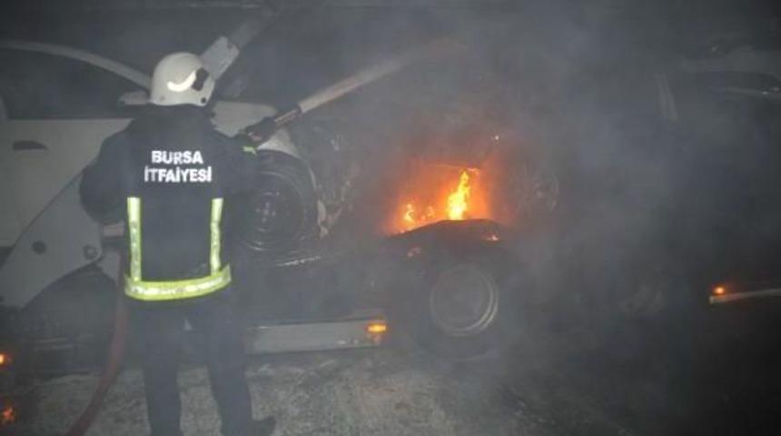 Tır Alev Aldı, Taşıdığı 4 Yeni Otomobil K&uuml;le D&ouml;nd&uuml;