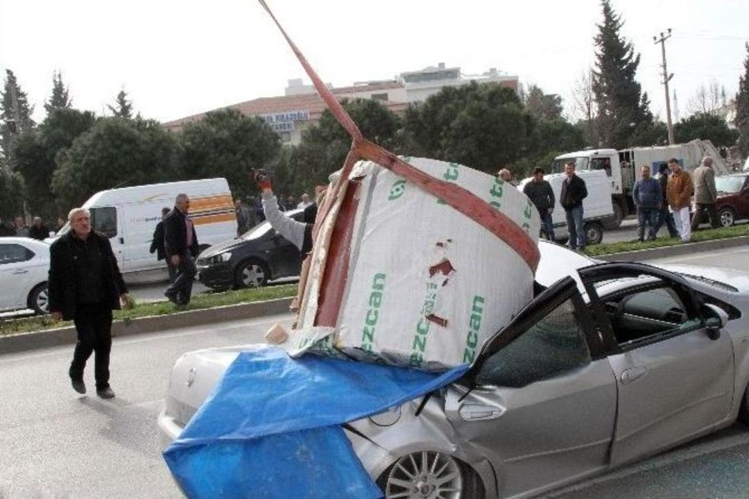 Al&uuml;minyum Rulo Otomobilin &Uuml;st&uuml;ne D&uuml;şt&uuml;: İki Yaralı