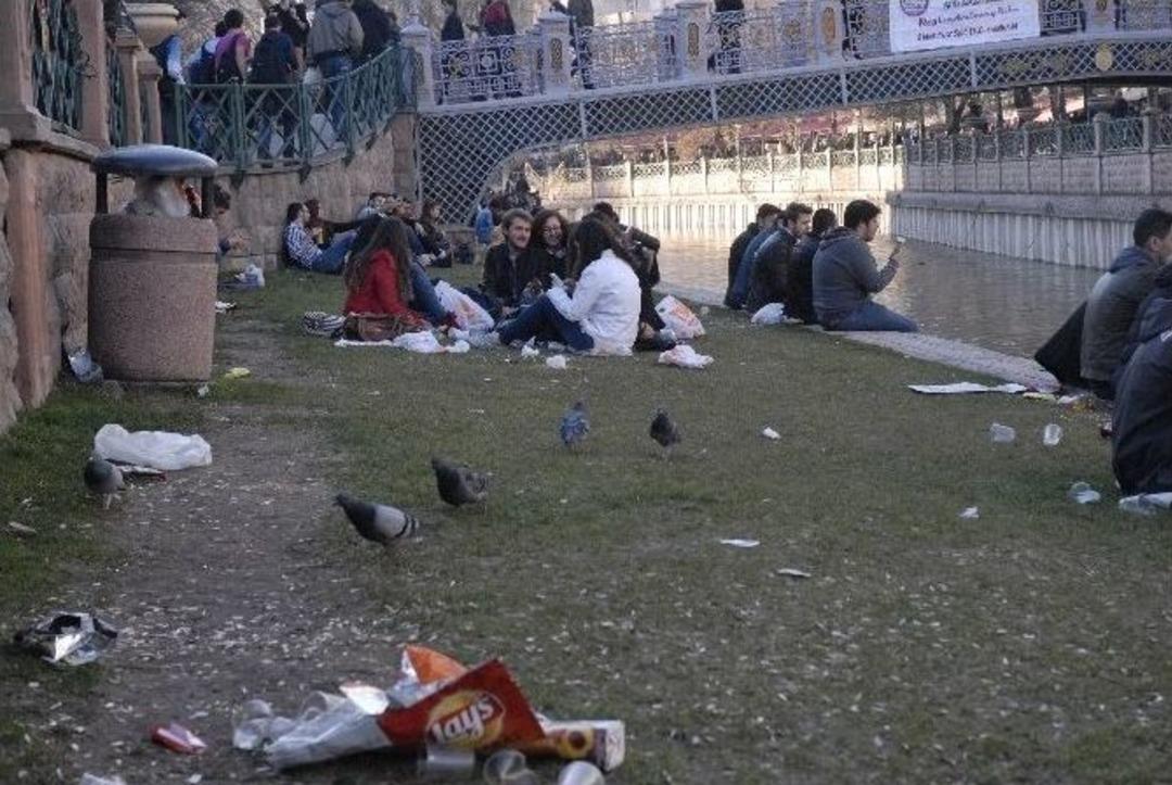 Eskişehir&rsquo;de Gen&ccedil;ler Yeşil Alanı &Ccedil;&ouml;pl&uuml;ğe &Ccedil;evirdi