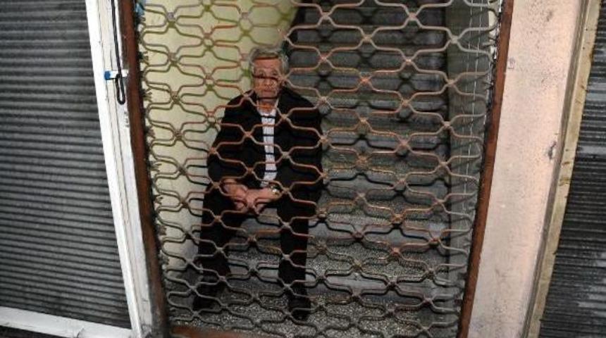 Ofisinde Uyuyunca Işhanında Mahsur Kaldı