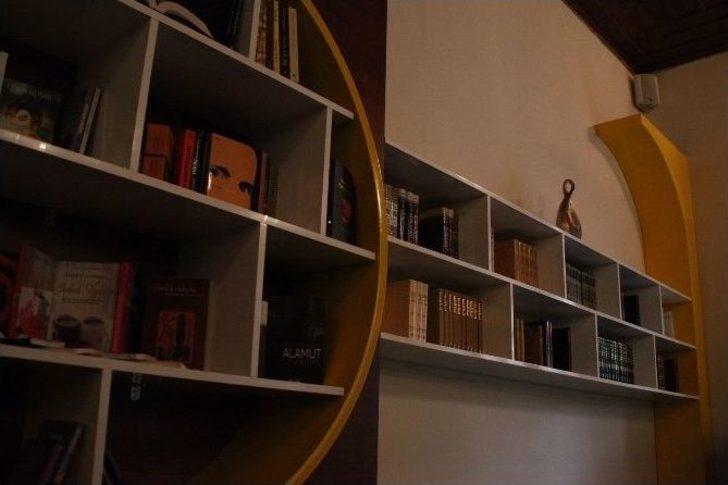 Tarihi Okula Teknolojik Kütüphane G4