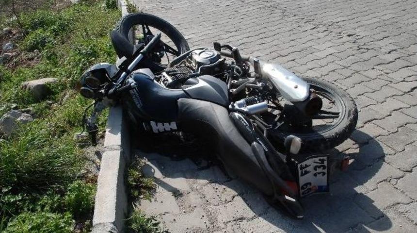 Direksiyon Hakimiyetini Kaybeden Motosiklet S&uuml;r&uuml;c&uuml;s&uuml; Ağır Yaralandı