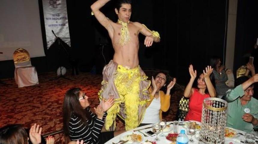 Kadın Dernek Başkanı, Dans&ouml;z&uuml; Sahneden Indirdi