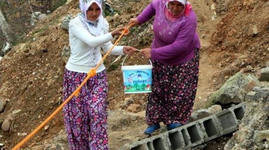 Heyelanın B&ouml;ld&uuml;ğ&uuml; Yolun Karşısına Iple Ge&ccedil;iyorlar