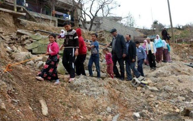 Heyelanın Böldüğü Yolun Karşısına Iple Geçiyorlar