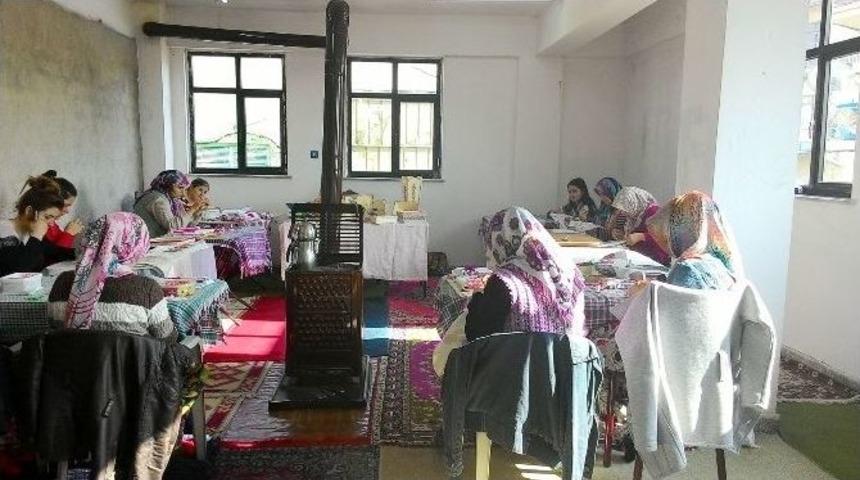 Köylü Kadınlar El Sanatlarını Öğreniyor