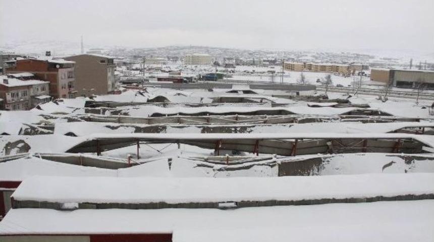 Metrekareye 93 Kilo Kar Yağınca Mer-pa&rsquo;nın &Ccedil;atısı &Ccedil;&ouml;kt&uuml;