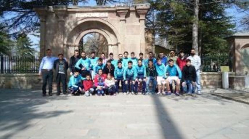 Güneşspor Kulübü Yönetici Ve Futbolcuları Ertuğrul Gazi Türbesine Ziyaret Etti