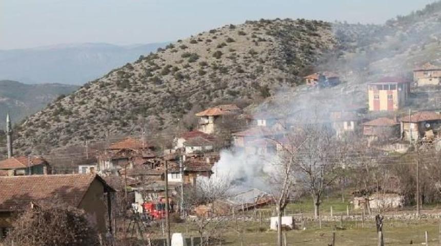 K&ouml;ydeki Yangında 3 Ev Yandı