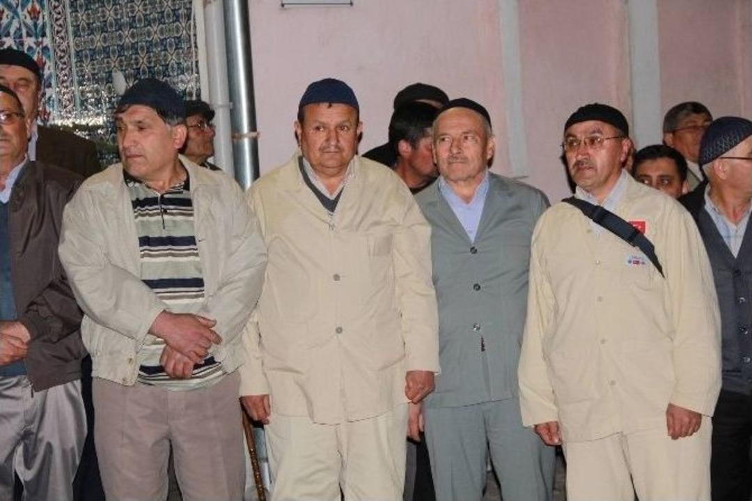 Hisarcık&rsquo;ta 32 Kişilik Umre Kafilesi Dualarla Uğurlandı