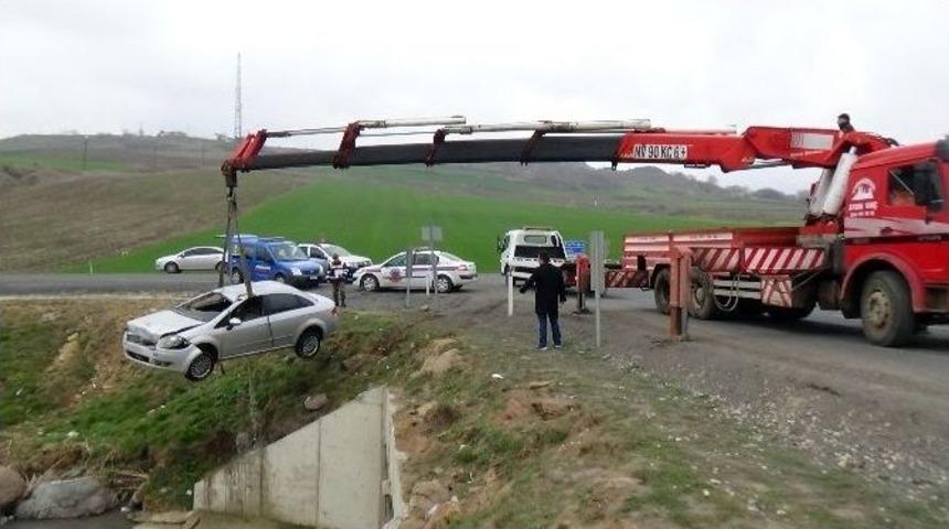 Virajı Alamayan Otomobil Dereye U&ccedil;tu