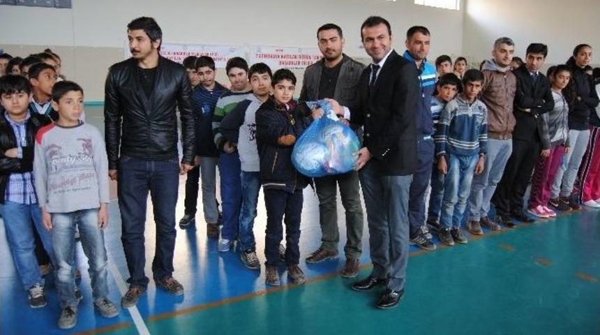 Derik&rsquo;teki &Ouml;ğrencilere Spor Malzemeleri Dağıtıldı