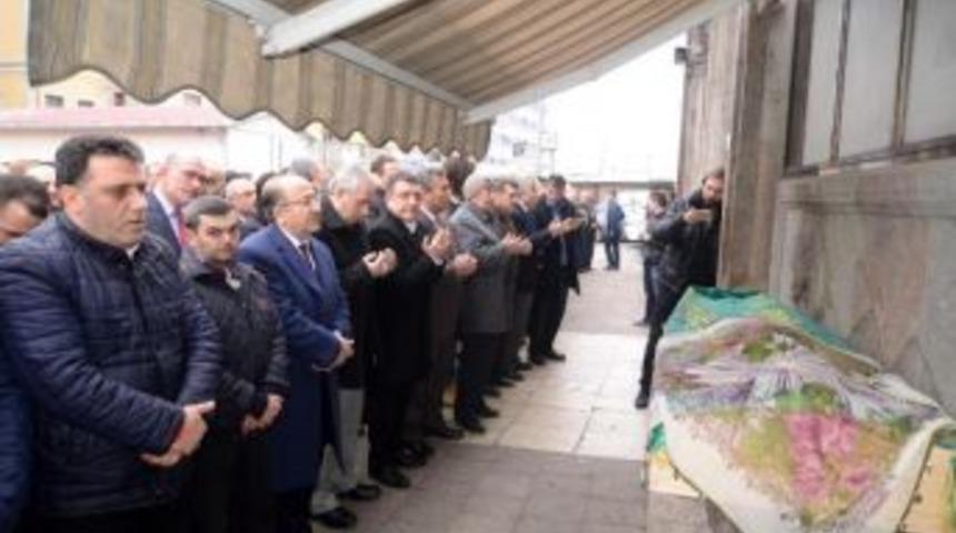 Tff Y&ouml;netim Kurulu &Uuml;yesi Beyazlı&rsquo;Nın Annesi Toprağa Verildi