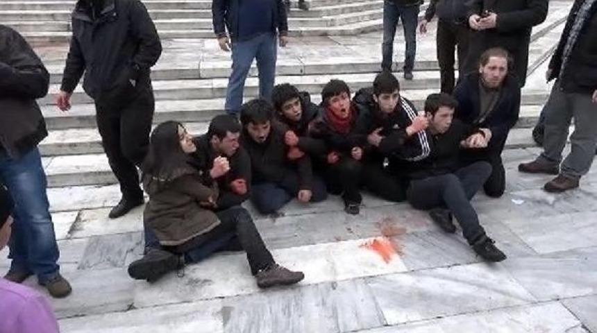 Gezi Parkı Merdivenlerinde Berkin Elvan Eylemine Polis M&uuml;dahalesi