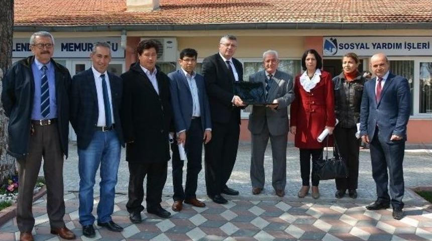 Yunusemre&rsquo;den Muhtarlara Bilgisayar Dağıtımı S&uuml;r&uuml;yor