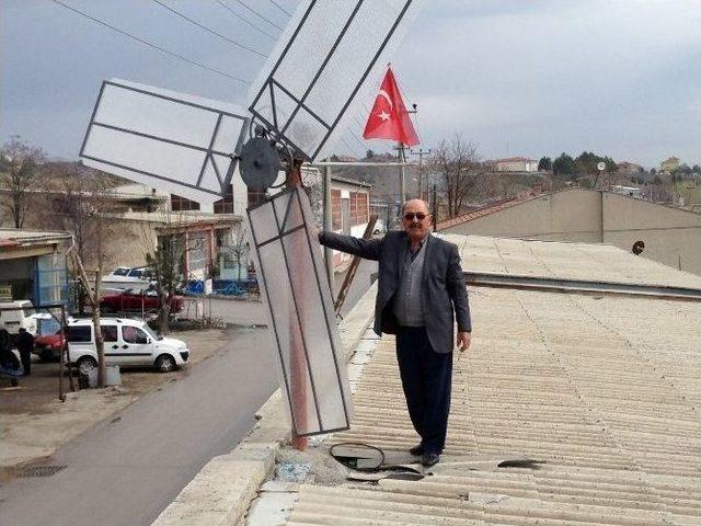 İş Yerinin Çatısına Kurduğu Rüzgar Türbininden Elektrik Üretti