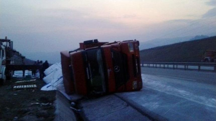 Tosya&rsquo;da Kimyasal G&uuml;bre Y&uuml;kl&uuml; Tır Devrildi: 1 Yaralı