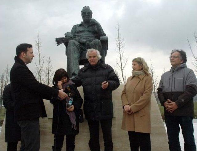 Yaşar Kemal'ın Heykeli Yeni Yerine Taşındı