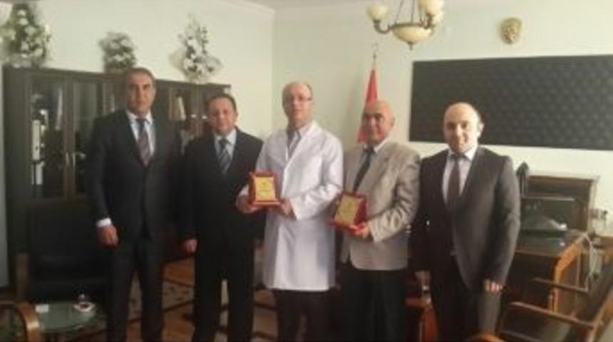 Tunceli&rsquo;de Yılın Doktorlarına Plaket
