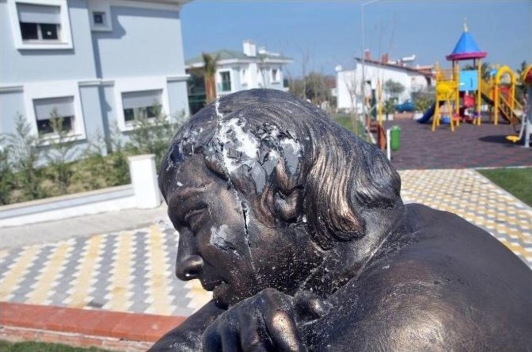 Berkin Elvan&rsquo;ın &Ouml;l&uuml;m Yıld&ouml;n&uuml;m&uuml;nde Heykeli Par&ccedil;alandı