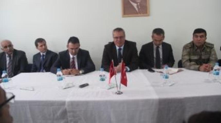 Vali Deniz &Ccedil;ıldır&rsquo;da Muhtarlarla Toplantı Yaptı