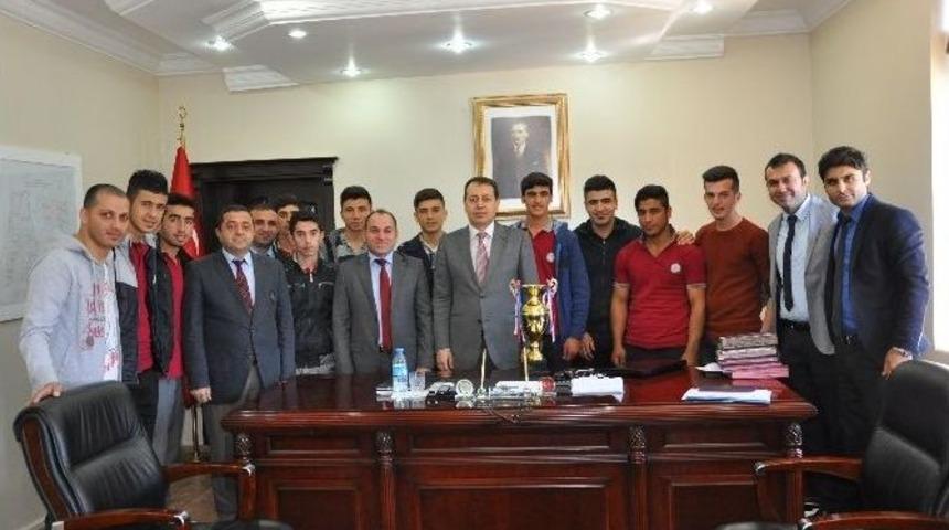 Futsal Şampiyonlarından Kaymakam S&uuml;nd&uuml;k&rsquo;e Ziyaret