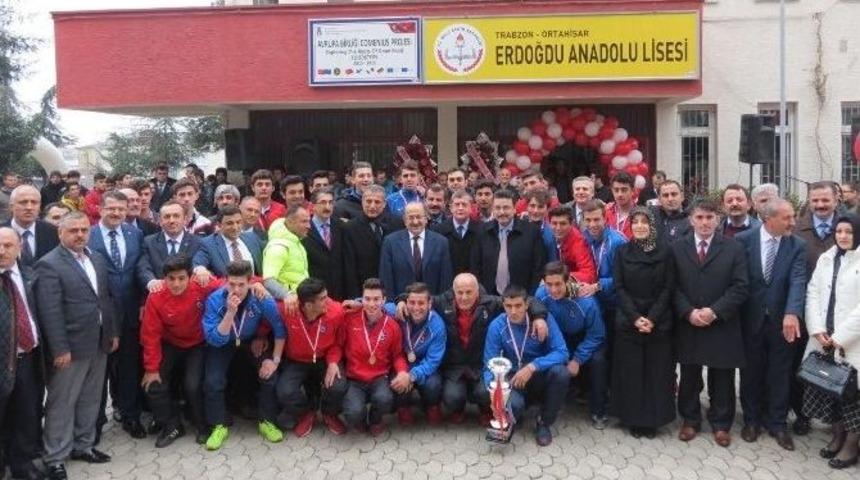 Şampiyonlara İlk Hediye D&uuml;nya Şampiyonu&rsquo;ndan